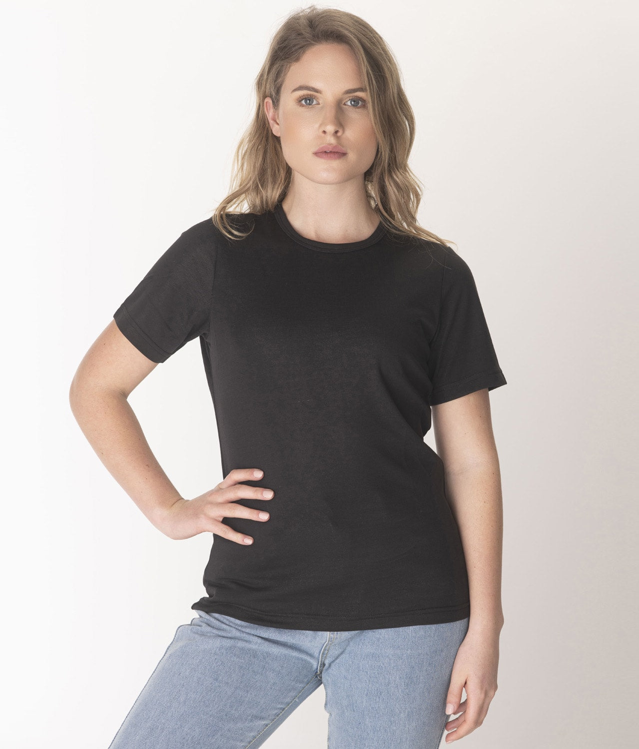 EMF protection T-Shirt Leblok in black on a woman - front